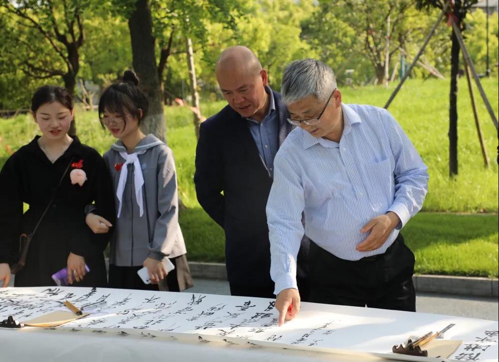 阳明学院举办“知行合一 翰墨传承”——庆祝中国共产党成立100周年师生百米手卷畅写活动